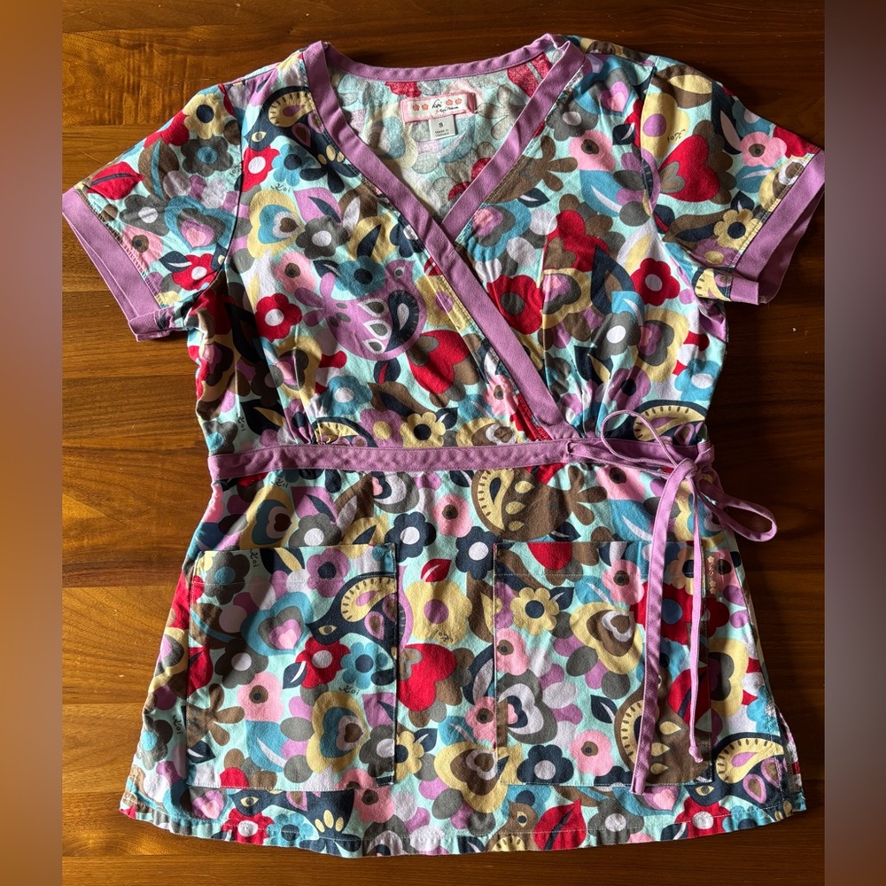 Koi Kathy Peterson Floral Scrub Top Small